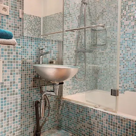 2p Moderne Riquier Proche Port, Gare, Tramway *